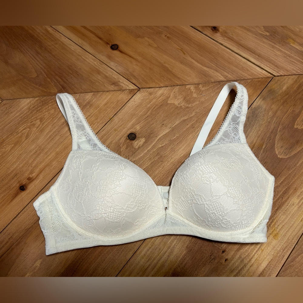 UNI QLO Elegant Ivory Lace Bra 38/40 B/C
